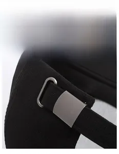 Détail de la boucle métallique réglable et de la sangle à l'arrière de la casquette noire