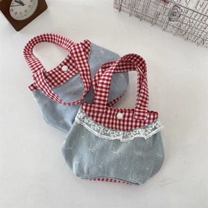 Détail de mini sacs en denim avec bordure à carreaux rouges et dentelle blanche