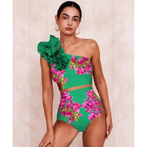Ensemble bikini à fleurs asymétrique avec taille haute et détails de volants sur l'épaule