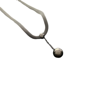 Collana a rete in acciaio al titanio con ciondolo a sfera in metallo lucido grigio