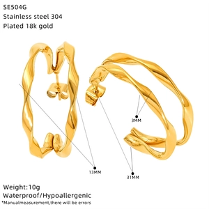Detailed size chart for 18k gold plated double C-shaped earrings with measurements