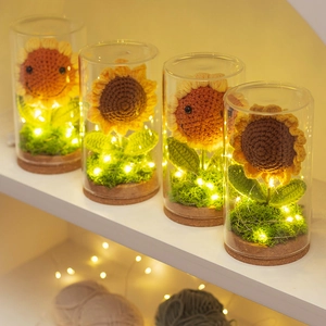 Girasole all'uncinetto in cupola di vetro con luci LED e base in legno