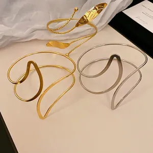 Bracelets manchettes feuilles minimalistes en or et argent avec finition polie