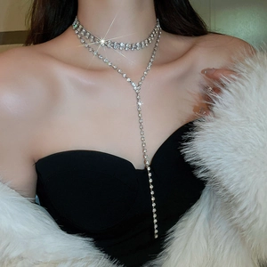 Dettaglio della collana a Y d'argento a strati con nappe di strass sul modello