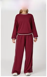 Détail de l'ensemble de détente rouge cerise avec rayures contrastées blanches sur survêtement