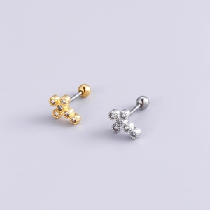 Gros plan de boucles d'oreilles croix en acier inoxydable or et argent avec zircons