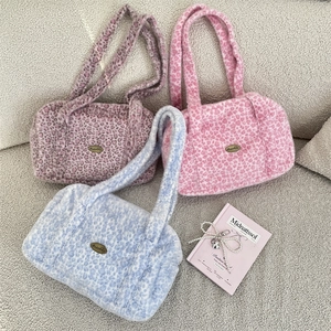 Détail à plat de sacs fourre-tout en peluche léopard en rose, violet et bleu ciel