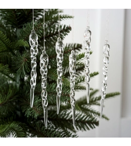 Dettaglio di 6 decorazioni a ghiacciolo ritorto trasparente su un albero di Natale