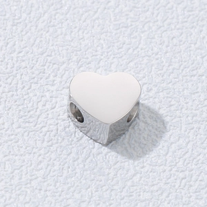 Perle en forme de cœur en acier titane poli avec trou latéral pour création de bijoux
