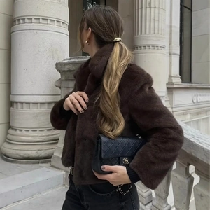 Veste courte en fausse fourrure marron foncé pour femme avec grand col à revers