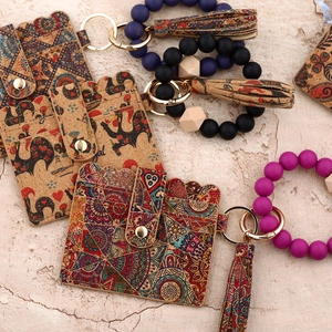 Tarjetero de corcho con pulsera de cuentas de silicona y llavero con borla impresa