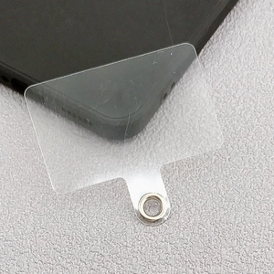 Detailaufnahme der transparenten PVC-Handy-Halterung mit silbernem Metallring
