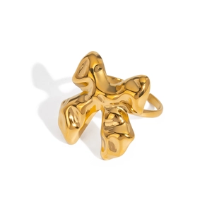 Détail macro d'une bague nœud en métal liquide doré avec une finition polie miroir