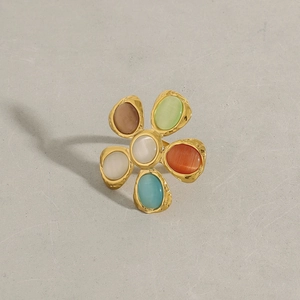 Détail de bague bohème fleurie colorée avec finition or martelé et pierres œil-de-chat