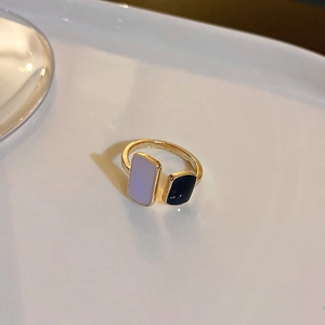 Anillo ajustable dorado con rectángulos geométricos de esmalte lavanda y negro