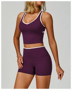 Détail de l'ensemble de sport violet avec bordures contrastées et dos évidé pour fitness