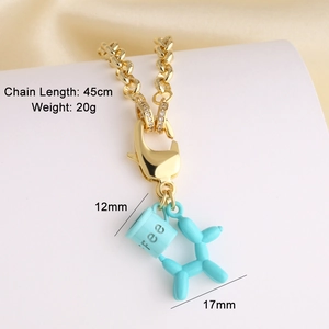Détail de la chaîne plaquée or 18k avec pendentif chien ballon et tasse à café en émail bleu