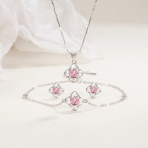 Détail de la parure en argent S925 avec pendentif trèfle en zircon rose et boucles