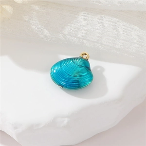 Detailaufnahme eines blauen Emaille-Muschelanhängers mit goldener Öse für Schmuckherstellung