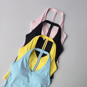 Détail de soutiens-gorge de sport en plusieurs couleurs avec sangles croisées au dos