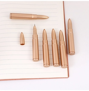 Dettaglio di penne a sfera vintage a forma di proiettile su un taccuino a righe