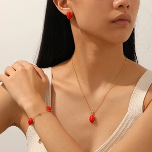Set di gioielli in oro e acciaio con opali ovali rossi inclusi collana, orecchini e bracciale