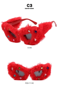 Vista dettagliata degli occhiali da sole cat-eye in peluche rosso con strass colorati