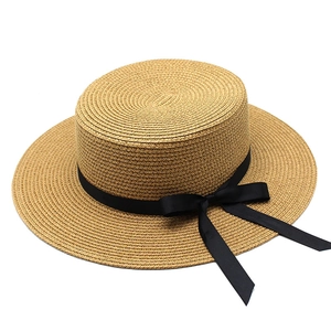 Gros plan d'un chapeau de paille classique orné d'un élégant ruban en gros-grain noir