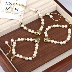 French vintage pearl bracelet with golden heart pendant and adjustable drawstring