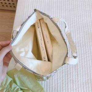 Vue intérieure du sac en coton floral montrant sa grande capacité et sa fermeture éclair