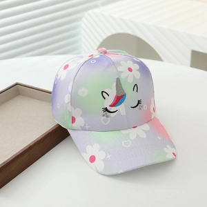 Dettaglio del ricamo a unicorno e della trama floreale sul cappellino da bambina