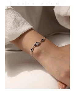 Détail d'un bracelet en argent S925 avec œil porte-bonheur bleu et texte Good Luck