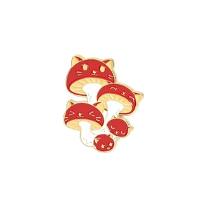 Vue détaillée du lot de pins émaillés chats-champignons rouges aux bords dorés