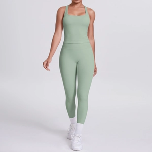 Vue détaillée d'un ensemble débardeur dos nageur et legging taille haute vert sauge