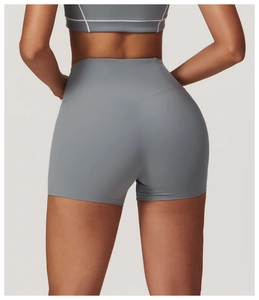 Détail montrant la couture arrière en V et la taille haute du short de yoga gris compressif