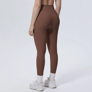 Detailansicht der dunkelbraunen High-Waist-Yoga-Leggings mit Push-up-Naht auf der Rückseite