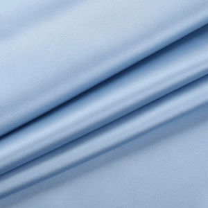 Gros plan sur le tissu en satin bleu clair montrant une texture lisse et des plis soyeux