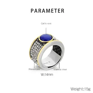 Vue macro d'une bague hip hop de 14mm avec œil-de-chat bleu et strass étincelants