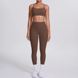 Détail de l'ensemble de yoga marron foncé avec brassière croisée et legging à taille haute
