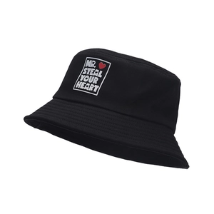 Bob noir avec broderie Mr. Steal Your Heart et motif cœur rouge sur fond blanc