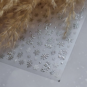 Vista dettagliata degli adesivi per unghie con fiocchi di neve argentati 3D in rilievo