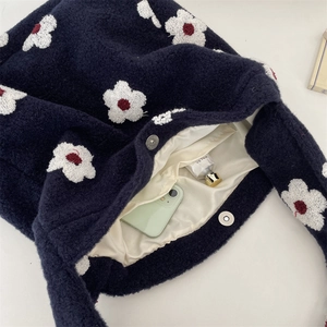 Vista interna della borsa tote in peluche blu navy con motivi floreali e chiusura magnetica