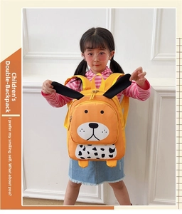 Linda mochila de perro amarillo para niños usada por una niña pequeña