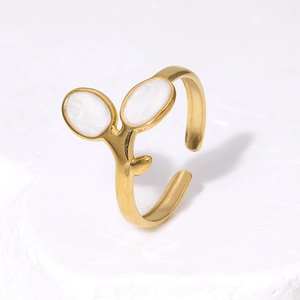 Dettaglio dell'anello regolabile in oro con inserti foglia ovali bianchi su pietra