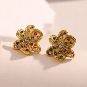 Détail de boucles d'oreilles fleurs dorées 18K serties de strass multicolores
