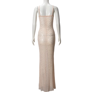 Détail de la robe longue en maille champagne avec paillettes et coupe ajustée au dos