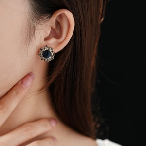 Gros plan de boucles d'oreilles fleur vintage avec pierre bleue et cristaux