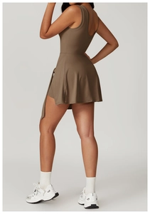 Détail d'une robe de sport marron mocha avec dos nu et ourlet asymétrique croisé