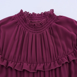 Robe élégante bordeaux foncé avec col montant à volants et détails de smocks