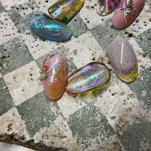 Vista dettagliata delle texture 3D aurora relief e bordi metallici su adesivi per unghie